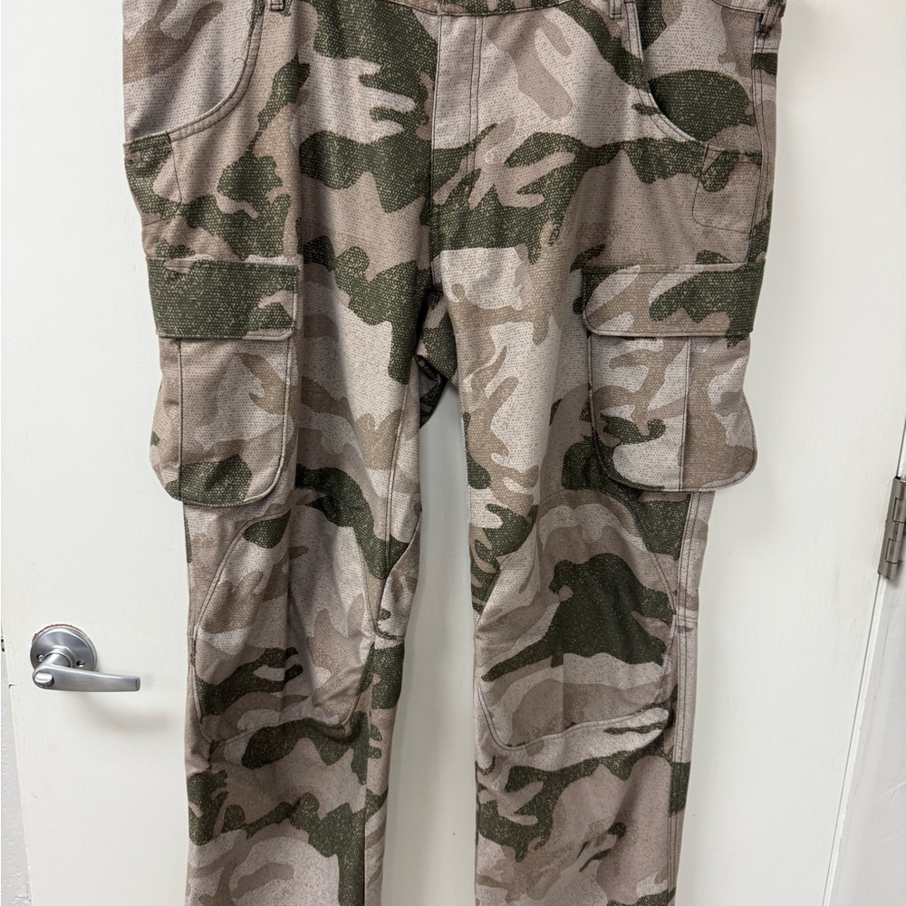 Men’s Cabela’s Camouflage Hunting Cargo like Pants Size 40 Excellent Condition